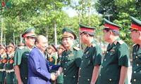 PM Nguyen Xuan Phuc Berkunjung dan Mengucapkan Selamat Hari Raya Tet kepada KODAM 9, dan Keluarga yang Mendapat Kebijakan Prioritas di Kota Can Tho