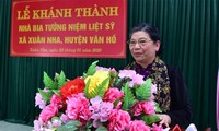Wakil Ketua MN Tong Thi Phong berkunjung dan memberikan bingkisan di Provinsi Son La sehubungan dengan Hari Raya Tet