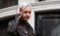 Pendiri WikiLeaks dibawa ke pengadilan di Ingris