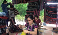 Menjaga dan mengembangkan kerajinan menenun Zeng tradisional di Kabupaten A Luoi