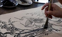 Menyampaikan dokumen “Kerajinan membuat lukisan rakyat Dong Ho” kepada UNESCO