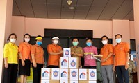 Para diaspora Vietnam di Provinsi Udon Thani, Thailand memberikan bantuan berupa alat medis kepada pemerintahan provinsi ini dalam melawan wabah