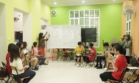 Memperkenalkan instrumen musik tradisional Indonesia, Angklung  kepada warga Vietnam