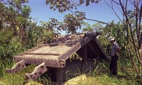 Rumah makam, bangunan unik dari warga etnis minoritas Co Tu, di Provinsi Thua Thien Hue