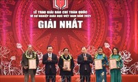 Penyampaian Penghargaan Pers Nasional “Demi Usaha Pendidikan Vietnam” 2021