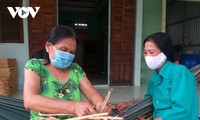 Kerajinan Anyaman Dengan Bahan Eceng Gondok sebagai Mata Pencaharian  Masyarakat Provinsi Soc Trang