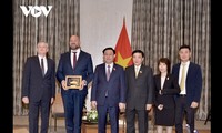 Ketua MN Vuong Dinh Hue Terima Pimpinan Beberapa Badan Usaha Hongaria