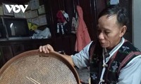 Warga Etnis Minoritas Co Tu  Provinsi Quang Nam Memulihkan Desa Kerajinan Anyam-menganyam Tradisional