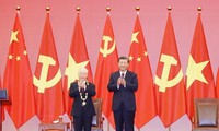Sekjen, Presiden Tiongkok, Xi Jinping Menyampaikan Bintang Persahabatan kepada Sekjen KS PKV, Nguyen Phu Trong