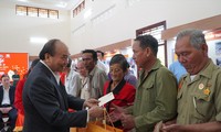  Presiden Nguyen Xuan Phuc Berikan Bingkisan kepada Orang Miskin di Provinsi Kien Giang