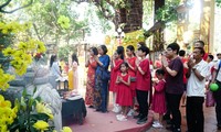 Orang Vietnam di Laos Pertahankan Keindahan Budaya Pergi ke Pagoda di Awal Tahun