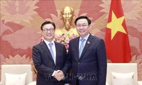 Ketua MN Vietnam, Vuong Dinh Hue Menerima Pengacara Eksekutif, Direktur Jenderal Perusahaan Hukum Kim & Chang, Republik Korea Chung Kye Sung