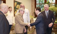 Ketua MN Vuong Dinh Hue Menemui Jenderal Raul Castro Ruz dan Sekretaris Pertama, Presiden Kuba Miguel Diaz-Canel