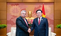 Ketua MN Vietnam, Vuong Dinh Hue Menerima Anggota Polit Biro, Sekjen Pusat Pekerja Kuba