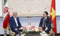 Ketua MN Vuong Dinh Hue Menerima Ketua Asosiasi Persahabatan Iran-Vietnam, Menemui Komunitas Orang Vietnam di Iran