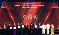 Penyampaian Penghargaan Kontes Menulis Esai tentang Membela Fondasi Ideologi Partai Komunis Vietnam