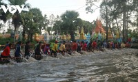 Warga Etnis Minoritas Khmer Menuju ke Festival Ok Om Bok - Lomba Perahu Ngo