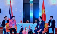 Ketua MN Vietnam, Vuong Dinh Hue Menerima Ketua Kamar Dagang Thailand dan Pimpinan Grup-Grup Papan Atas Thailand