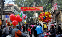 Warga Kota Hanoi Berbelanja untuk Hari Raya Tet di Pasar Berusia Ratusan Tahun yang Diselenggarakan Sekali Setahun