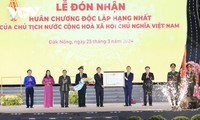 Ketua MN Vietnam Sampaikan Bintang Jasa Kemerdekaan Kelas Pertama kepada Provinsi Dak Nong
