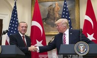 Trump discusses the Gulf crisis with Erdoğan