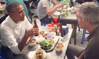 “Obama” grilled pork noodles in Hanoi with Italian customers