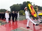 Руководители Партии и Государства посетили мавзолей президента Хо Ши Мина