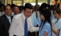 Президент Чыонг Тан Шанг посетил и поздравил жителей провинции Донгнай с Тэтом