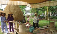 Жители общины Тханьтхюй готовятся к празднику «Деревенский базар»