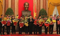 Президент Вьетнама Чыонг Тан Шанг  вручил решение о назначении прокуроров