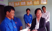 Вице-президент Вьетнама Нгуен Тхи Зоан передала подарки семьям льготников