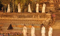 Показ национальных платьев «аозай» в рамках Фестиваля Хюэ-2012