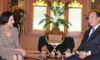 Вице-премьер Нгуен Суан Фук побеседовал с И.О генерала-губернатора Австралии