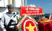 Церемония почтения памяти солдат, павших за Родину на островах Чыонгша