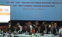 Открылась конференция заместителей глав МИДов Вьетнама, Лаоса и Таиланда...