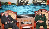 Министр обороны СРВ Фунг Куанг Тхань принял посла США в СРВ