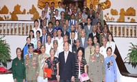 Вице-премьер Вьетнама Нгуен Суан Фук принял делегацию инвалидов войны,...