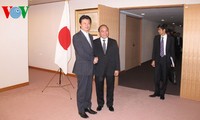 Вице-премьер СРВ Нгуен Суан Фук встретился с министром иностранных дел Японии