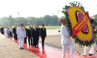 Руководители Вьетнама посетили мавзолей президента Хо Ши Мина