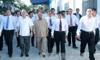 Нгуен Шинь Хунг и Хенг Сомрин посетили отделелия каучуковой корпорации Вьетнама