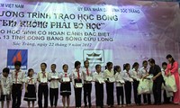 Нгуен Тхи Зоан вручила стипендии детям, находящимся в особых жизненных ситуациях