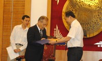Церемония подписания контракта между Национальным Музеем вьетнамской истории...