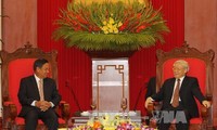 Нгуен Фу Чонг принял высокопоставленную делегацию ЦК НРП Лаоса