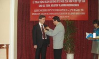 Российский учёный был награждён орденом Дружбы СРВ