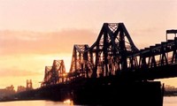 Франция окажет Вьетнаму помощь в реставрации древнего моста Лонгбиен