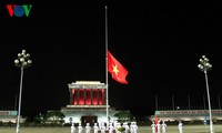 Церемония спуска флага на площади Бадинь