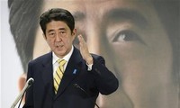 Новому кабмину Японии предстоит преодолеть трудности во внешней политике и...