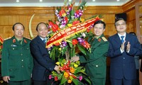 Нгуен Суан Фук посетил Народную прокуратуру и Центральный военный суд Вьетнама