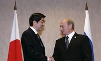 Япония и Россия договорились возобновить переговоры по мирному договору
