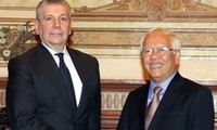 Министр обороны Италии посешает город Хошимин с официальным визитом